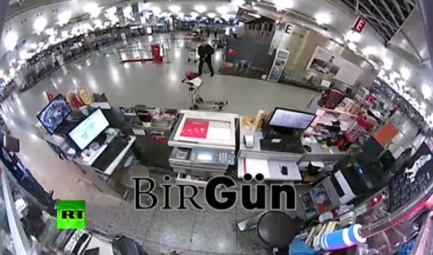 VIDEO Nova snimka istanbulskog užasa: Terorist bijesno bacio kalašnjikov, nije više imao koga ubiti