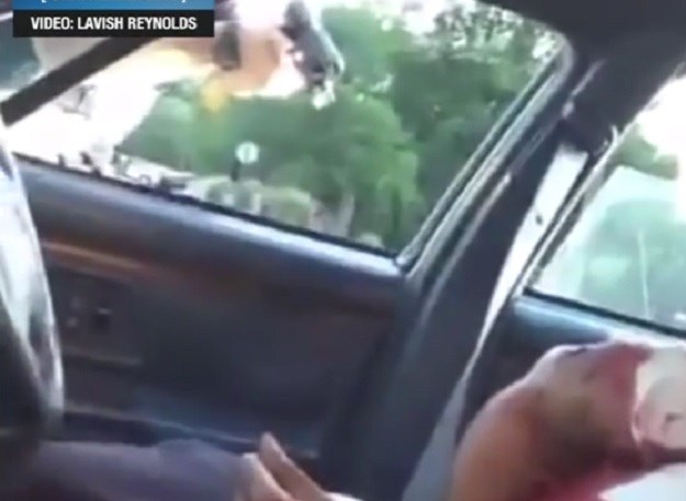 ŠOKANTNA SNIMKA Djevojka u SAD-u izravno prenosila kako joj policajac ubija dečka