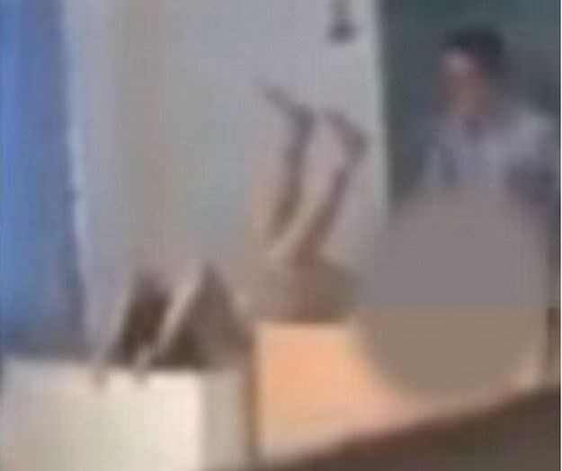 VIDEO Profesor i studentica uhvaćeni kako se seksaju nasred učionice