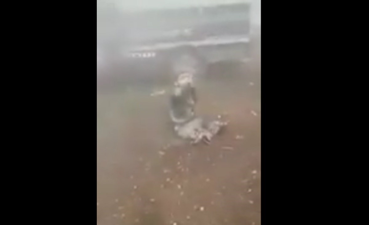 JEZIVA SNIMKA Sirijski dječak kojemu je Asadova bomba raznijela obje noge zaziva oca da mu pomogne