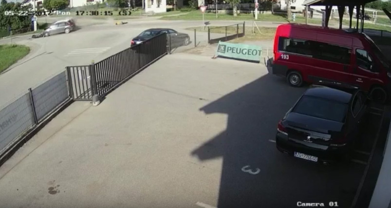 UZNEMIRUJUĆI VIDEO Autom se zaletio u traktor, vozač izletio