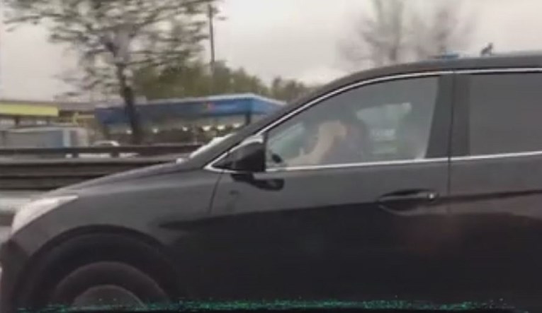 VIDEO Seksali se tijekom vožnje, snimili ih iz drugog auta