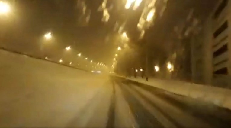 U Zagrebu pada gust snijeg, pogledajte kako izgleda vožnja po gradu