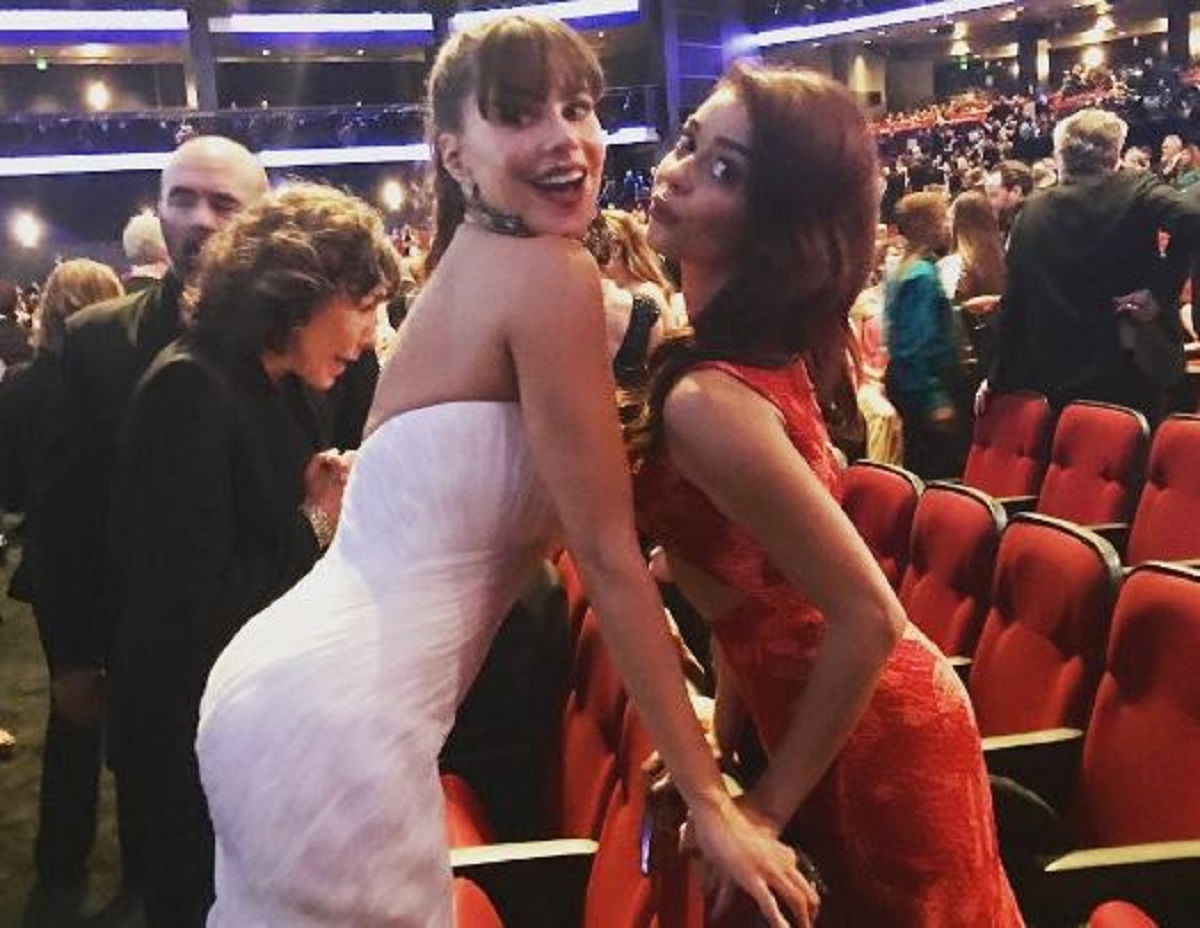 FOTO Sofia Vergara utegnula se u "vjenčanicu" i bujnim dekolteom ukrala svu pažnju na Emmyjima