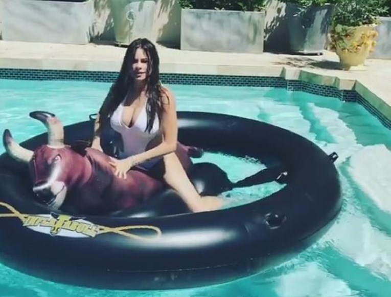 VIDEO Sofia Vergara u tijesnom badiću zajahala bika u bazenu i završila u vodi