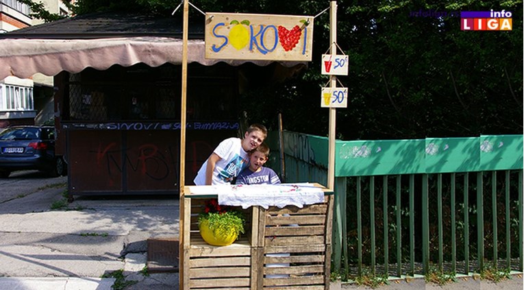 Dva dječaka iz Srbije prodaju sokove da bi zaradili za odlazak na more