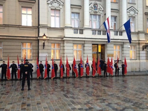 Preko 30 Glavaševih crnokošuljaša postrojilo se pred Saborom