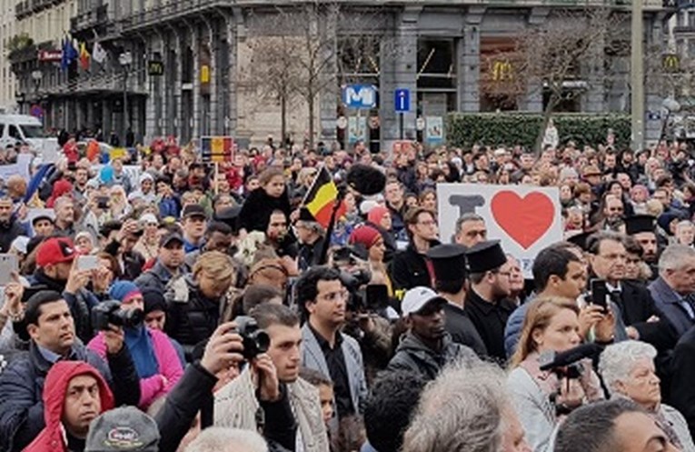 FOTO Gradovi diljem svijeta pokazali solidarnost s Londonom nakon terorističkog napada