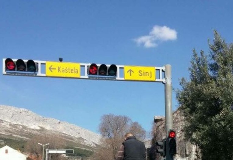 "Kod vas stvarno ima svega": Prizor sa semafora u Solinu hit je na internetu