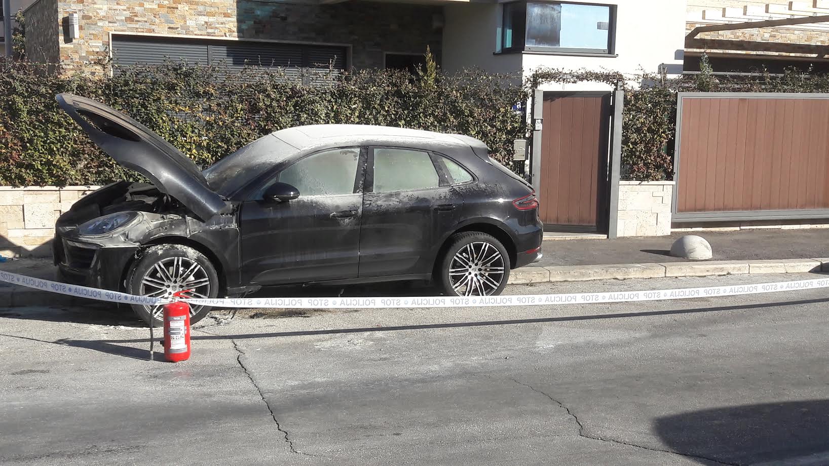 VIDEO Policija istražuje paljevinu luksuznih automobila u Solinu, šteta je ogromna
