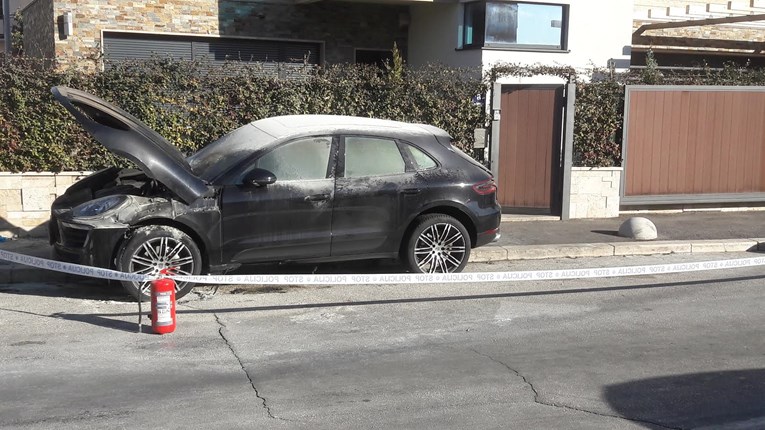 VIDEO Policija istražuje paljevinu luksuznih automobila u Solinu, šteta je ogromna