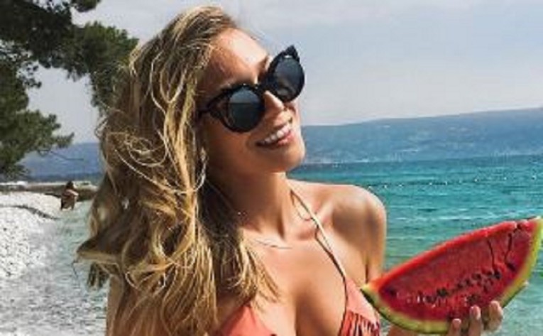 FOTO Seksi Sonja Kovač ima najbolje lubenice na plaži