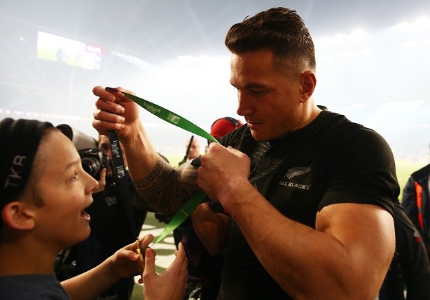 Gesta koja će vas rasplakati: Novozelandski ragbijaš spasio dječaka od osiguranja i poklonio mu svoju zlatnu medalju