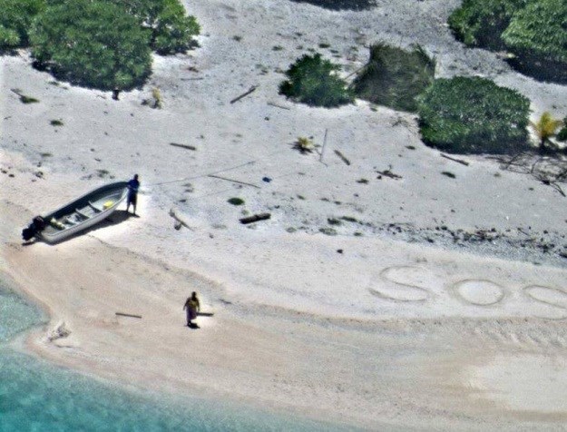 Filmski spas: Pronašli izgubljeni par nakon što su na otoku u pijesku ispisali veliki znak SOS