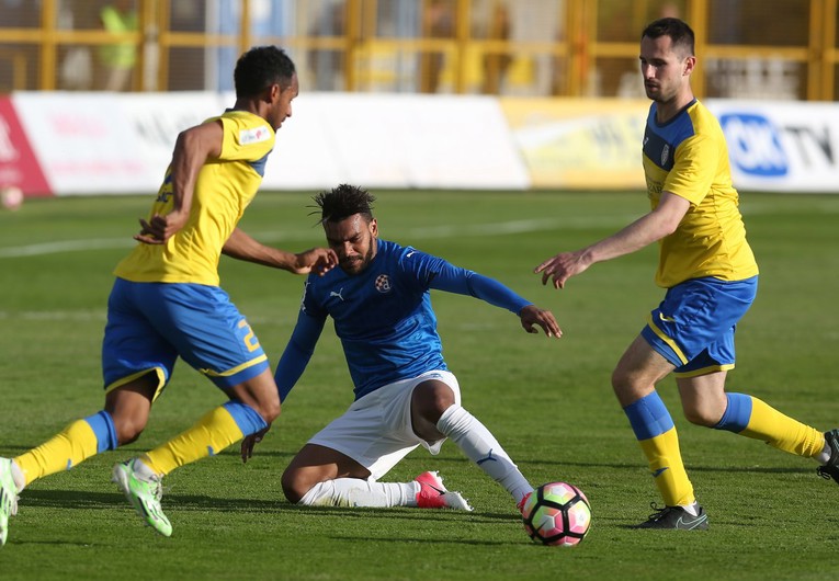 Soudani namjerno dobio žuti karton? Evo što o tome kaže Petev