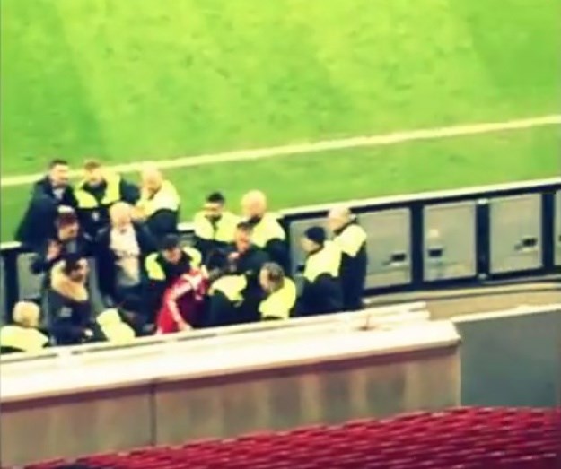 Video dana: Emir Spahić u tučnjavi sa zaštitarima na stadionu
