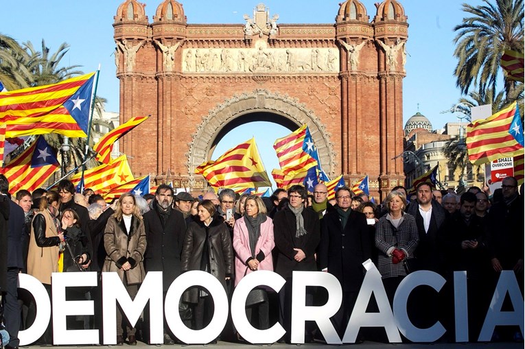 Tisuće ljudi u Barceloni izašli na ulice da daju podršku - političarima