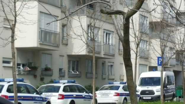 Špansko pod policijskom opsadom, psihički nestabilna osoba zatvorila se u stan