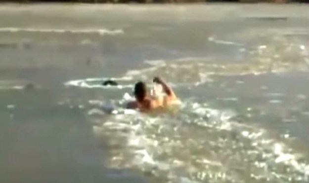 Unatoč srčanoj mani, polugol se probijao kroz ledenu rijeku da bi spasio psa