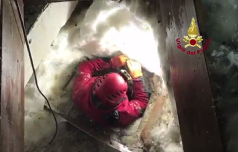 Objavljena zastrašujuća snimka vatrogasca koji pokušava spasiti žrtve lavine u Italiji