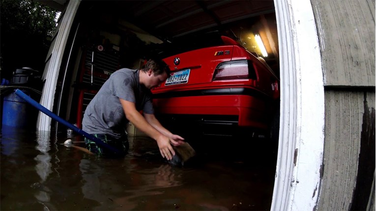 I USPIO JE Ovaj Amerikanac u vodi do koljena spašavao je svoja tri BMW-a od poplave