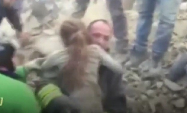 Pogledajte oduševljenje spasioca kad su iz ruševina spasili dijete: "Golim smo rukama kopali satima"