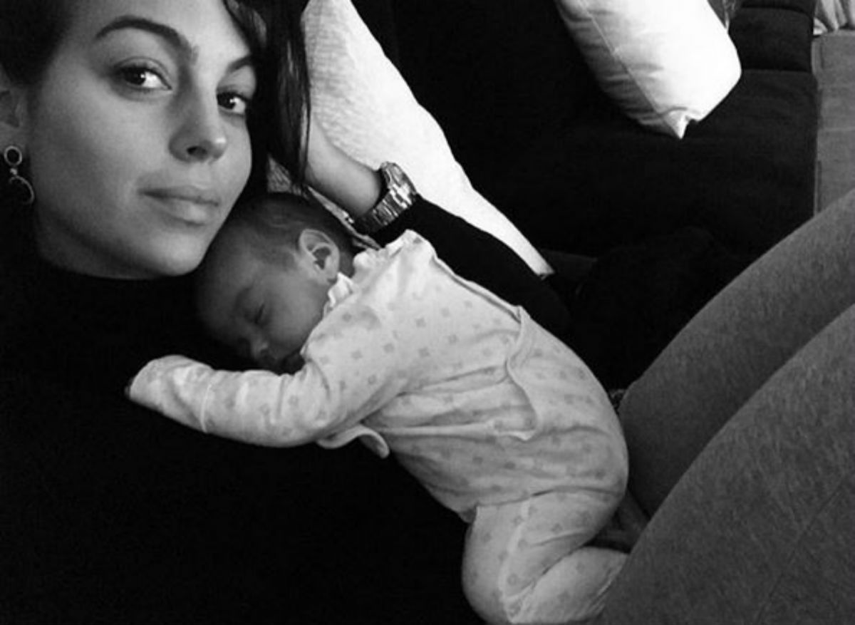 Ronaldova Georgina pokazala kako se majstorski snalazi s tri bebe u kući