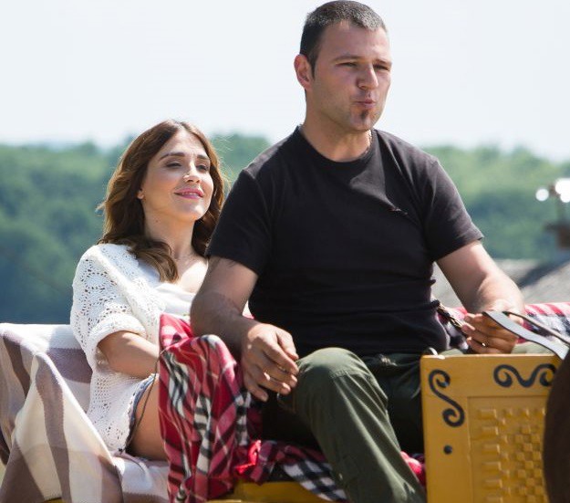 "Ljubav je na selu": Bahati Goran ljubio se s curom u mraku i pobrao šamar