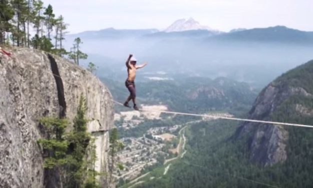 Adrenalinska predstava za jake živce: Obaranje rekorda u hodanju na užetu zamalo završilo kobno