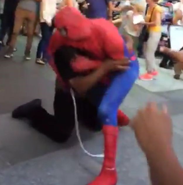 Superheroj u akciji: Spider-Man se potukao nasred Times Squarea
