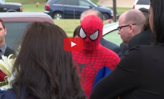 Pravi superjunak: Na dječakov pogreb došao odjeven poput Spidermana, razlog će vas rasplakati
