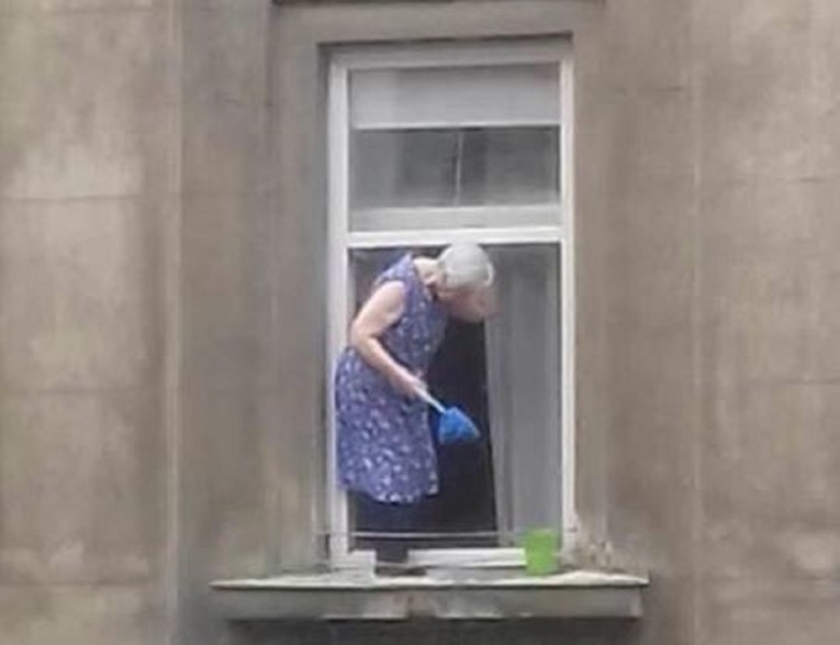 Zavrtjet će vam se u glavi kad vidite kako baka usred Zagreba pere prozore