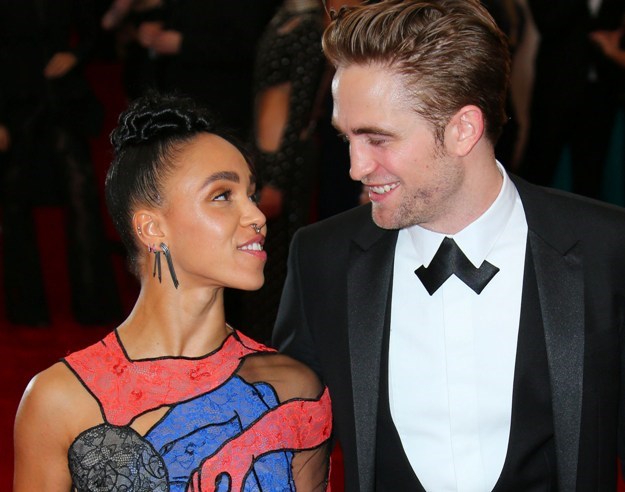 Obitelj je sretna: Robert Pattinson raskinuo zaruke s pjevačicom FKA Twigs