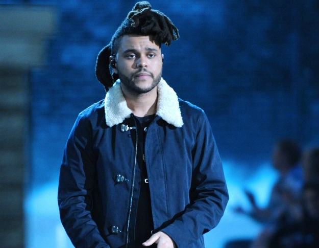 Bezobrazni novinar "izrešetao" The Weeknd-a pitanjima o tome koliko često pere kosu