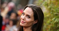 Ekstremno mršava Angelina Jolie u minici zabrinula fanove