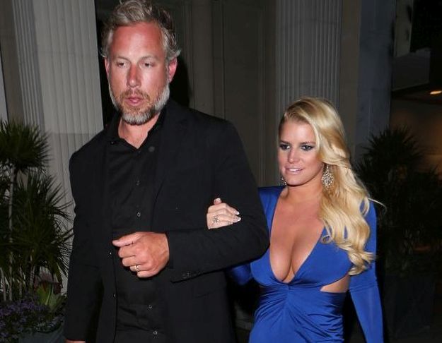 Jessica Simpson jedva je obuzdala goleme grudi u preizrezanoj haljini