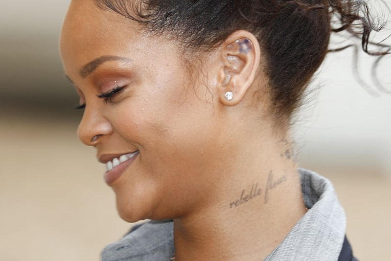 "Ona je moderni Isus": Ljudi su skužili da Rihanna stalno radi nešto što je većini ljudi nemoguće