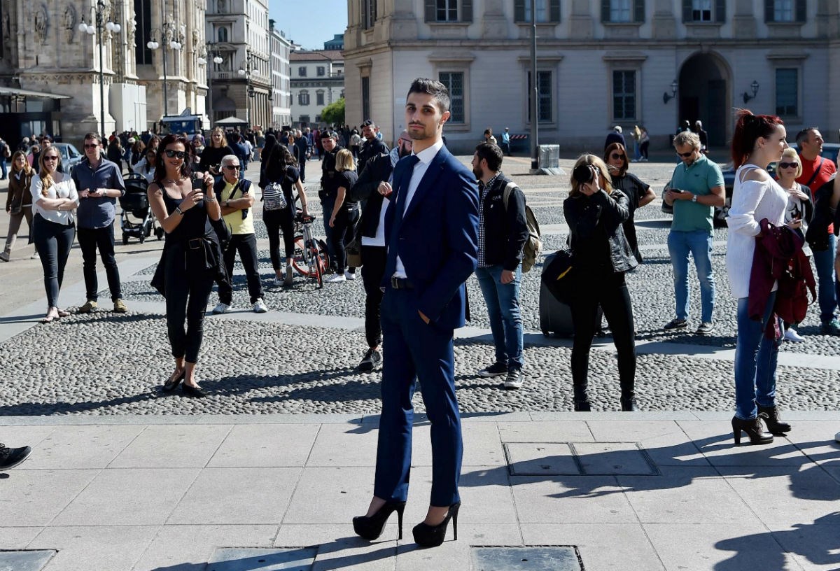 Prvo ćete pomisliti kakav zgodan frajer, a onda ćete vidjeti što nosi na nogama