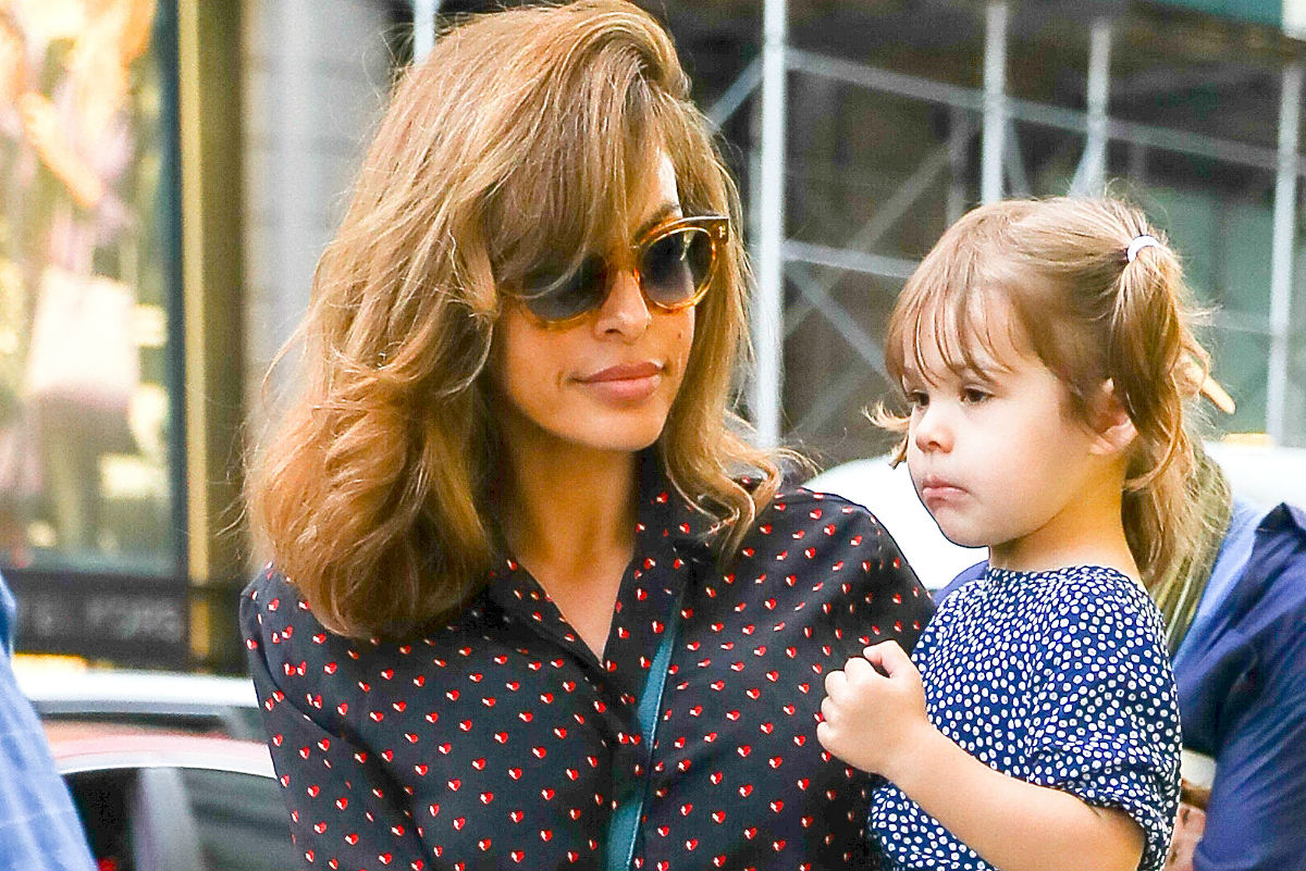 Eva Mendes prvi put pokazala svoju i Ryanovu preslatku kćerkicu