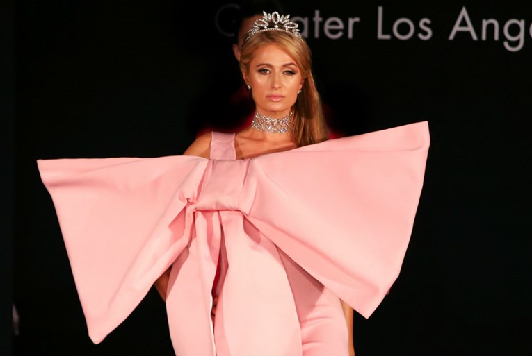 Paris u ogromnoj ružičastoj mašni podsjetnik je na njenu neukusnu modnu prošlost