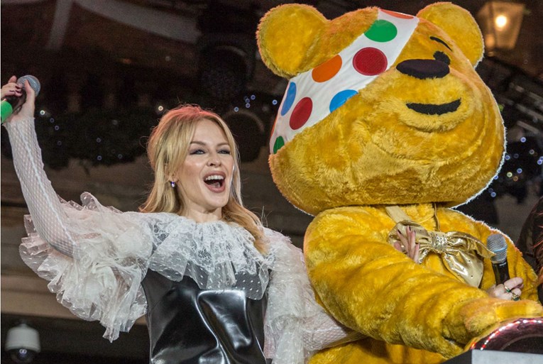Kylie Minogue upalila londonske božićne lampice u vinilnoj haljini