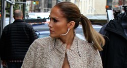 Da nema ovog seksi proreza, J.Lo bi imala savršeni poslovni outfit