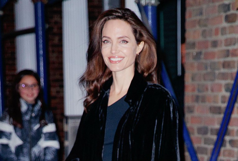 Angelina Jolie u još jednoj običnoj kombinaciji izgleda fantastično