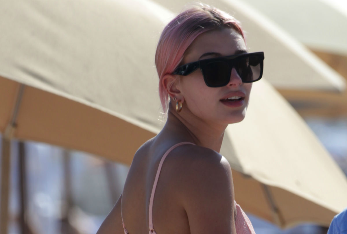 Hailey Baldwin predstavila novu boju kose koja je ostala u sjeni njenog savršenog tijela