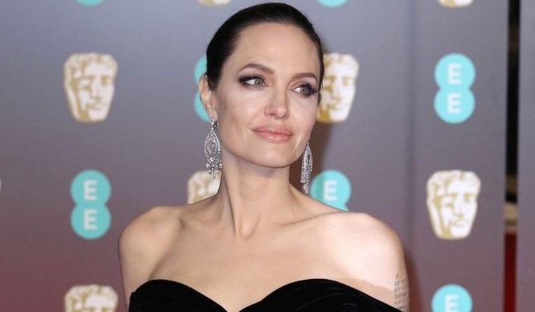 Angelina Jolie sprijeda je bila oličenje elegancije, no njena leđa mnoge su zgrozila