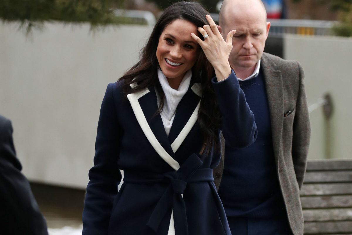 Meghan Markle prošetala u još jednom odličnom kaputu i "zabranjenoj" kombinaciji boja