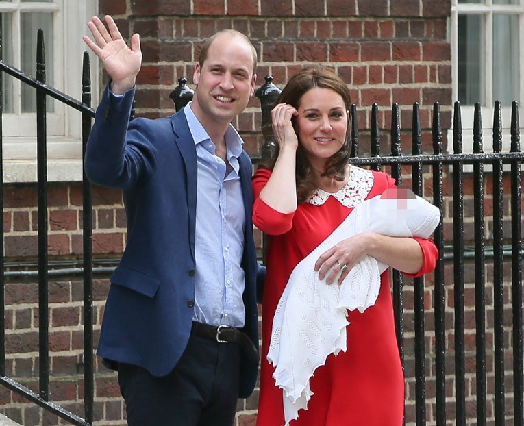 Dok su se slikali s bebom, William i Kate su vodili prilično debilan razgovor