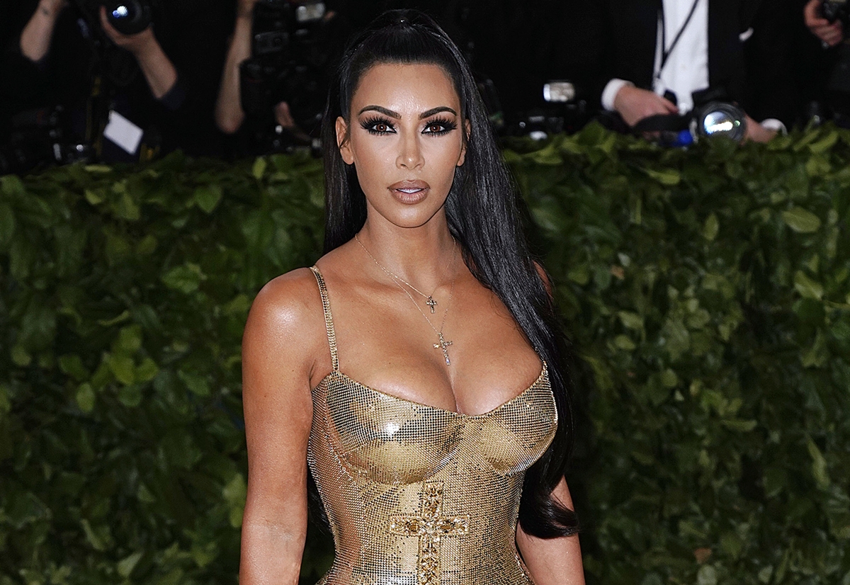 Najmanje šest ljudi je satima sređivalo Kim Kardashian za ovogodišnju Met Galu