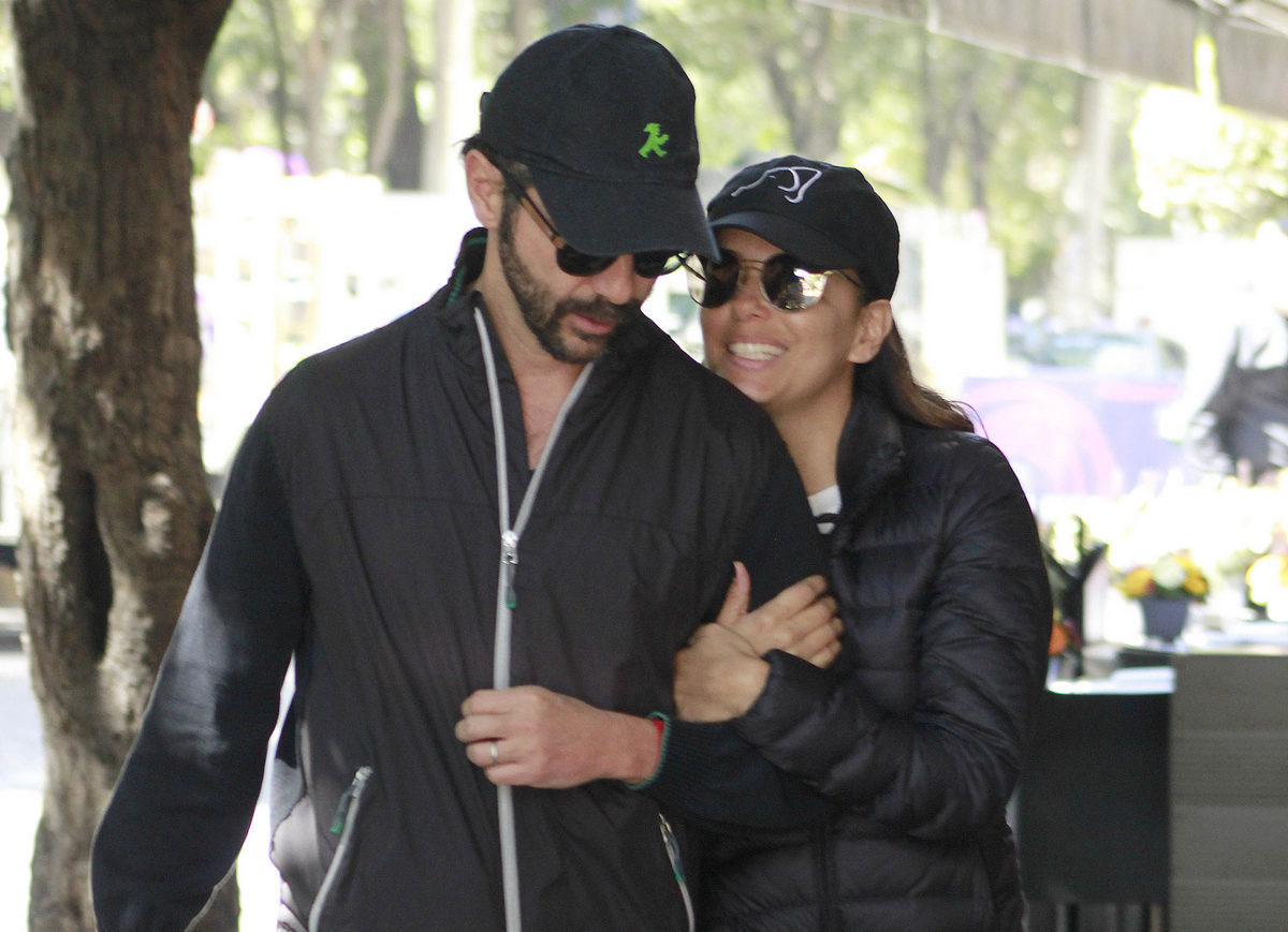 Eva Longoria pokazala rastući trbuh