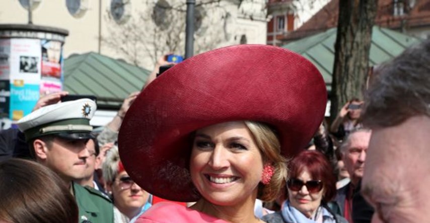 U posjetu Njemačkoj: Nizozemska kraljica šokirala svijet dizajnerskim "svastika kaputom"